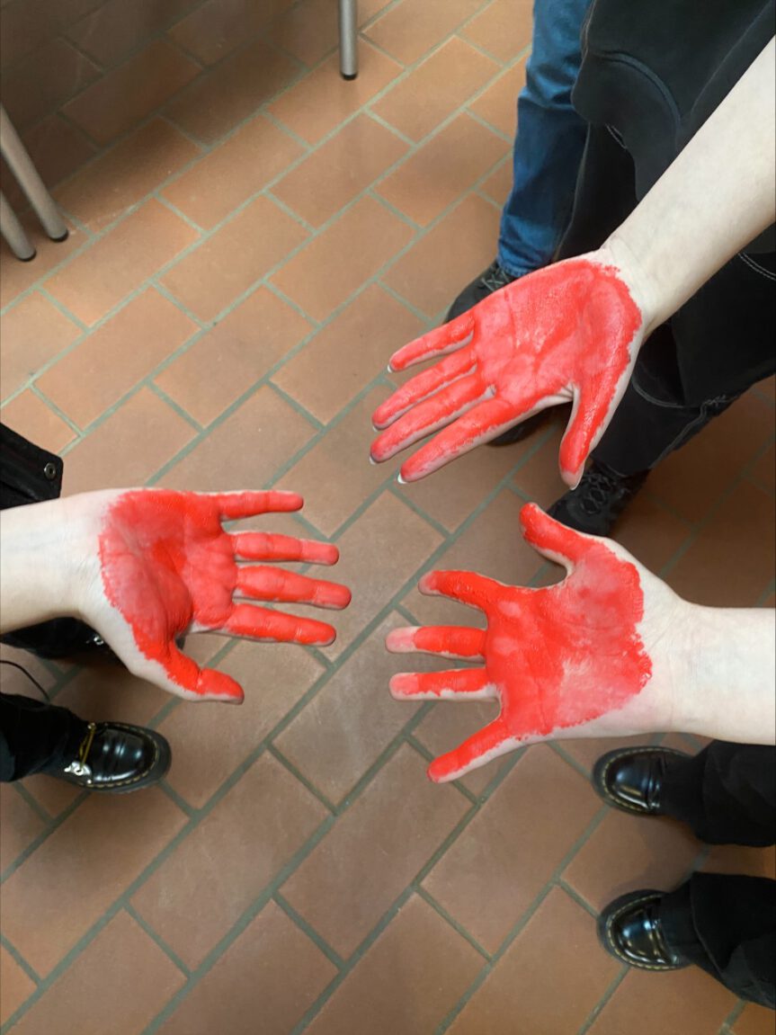 MEG News: Red Hand Day Aktion